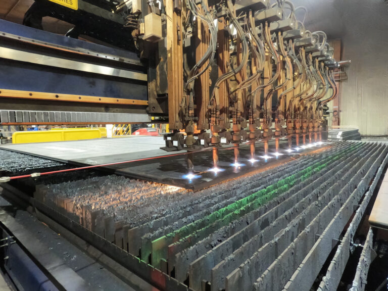 Banc d’oxycoupage multi-torches en production chez Oxymetal