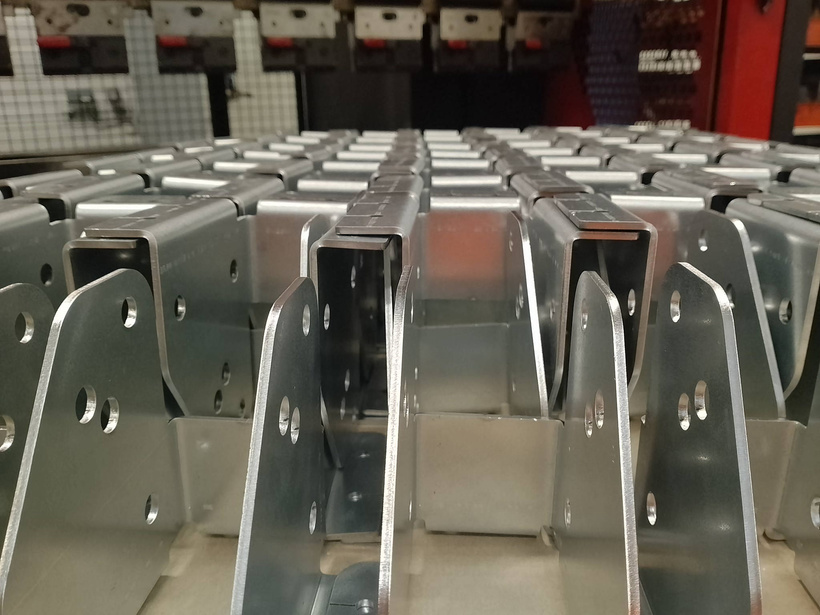 Pièce métallique pliée et usinée par Oxymetal