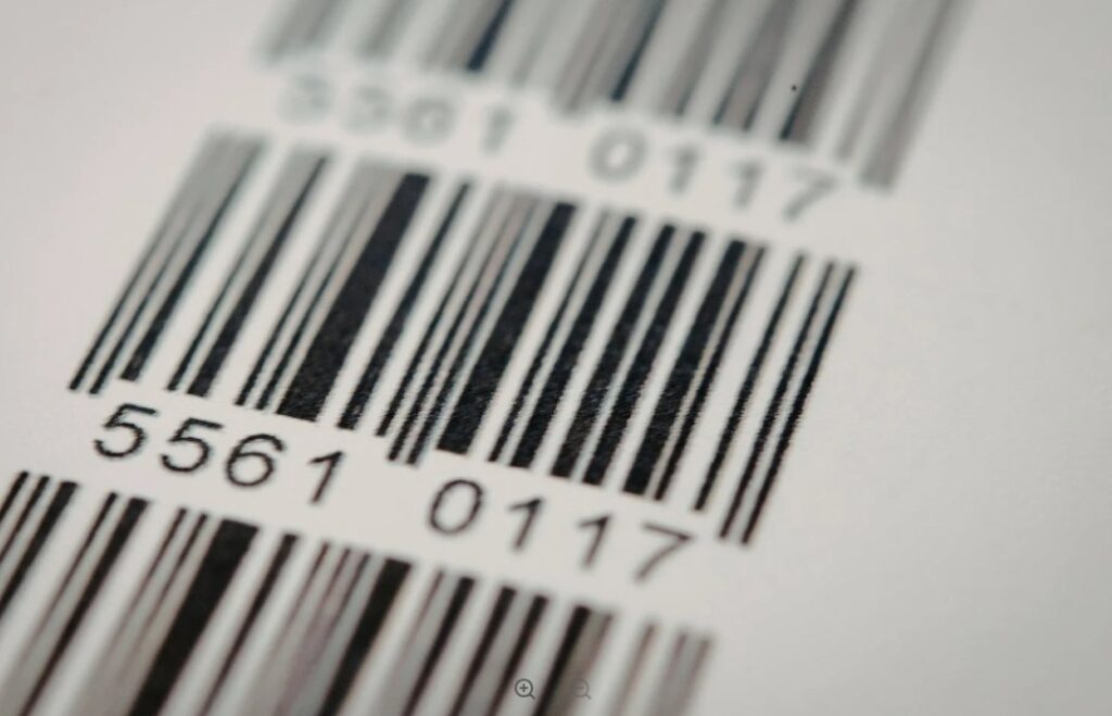 Gros plan sur une etiquette code-barres de tracabilite