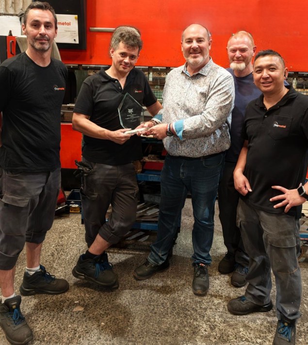 L equipe Oxymetal reunie autour du trophee Doosan Bobcat