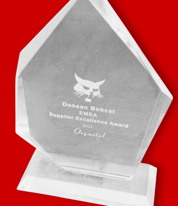 Le trophee Doosan Bobcat EMEA Supplier Excellence Award 2025 remis a Oxymetal