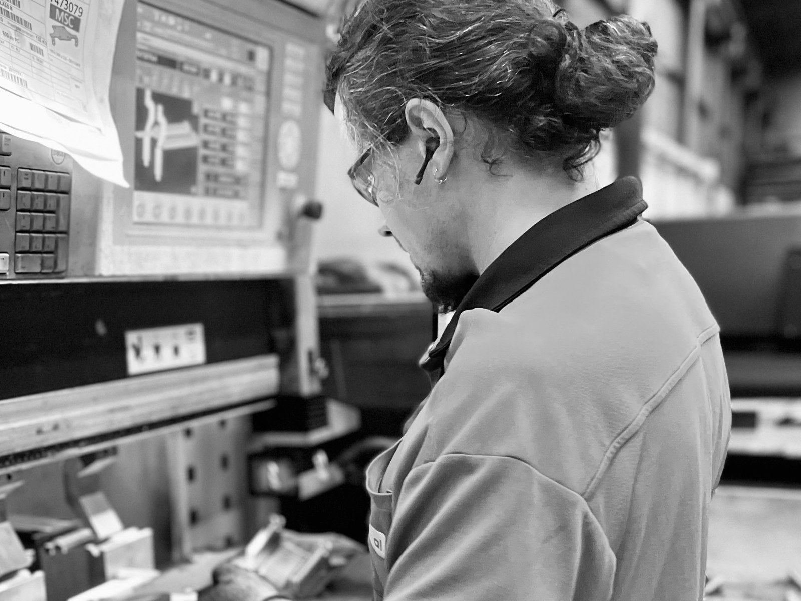 Opérateur Oxymetal au travail sur une presse plieuse