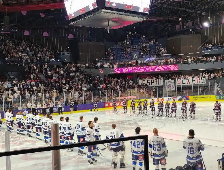 Les équipes de hockey des Boxers de Bordeaux et du HC Pilsen alignées sur la glace