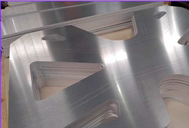 Pièces en aluminium découpées au laser, empilées