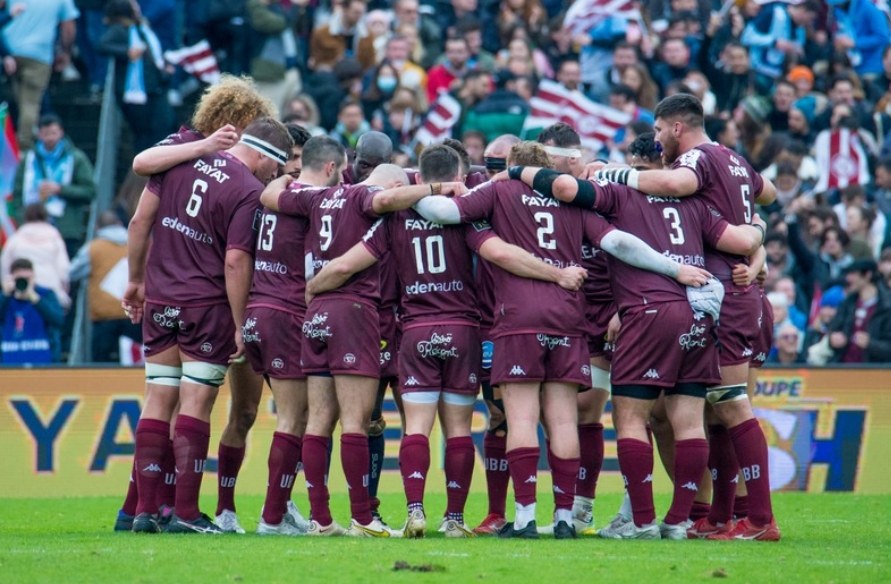 Les joueurs de l’UBB réunis en cercle avant un match, symbole de l’esprit collectif