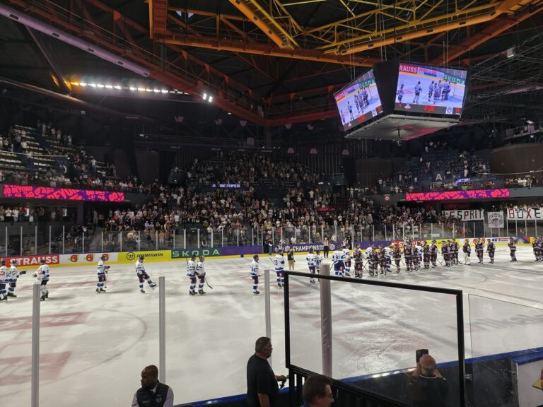 Fin du match entre les Boxers de Bordeaux et le HC Pilsen à la patinoire de Bordeaux Mériadeck, Champions Hockey League