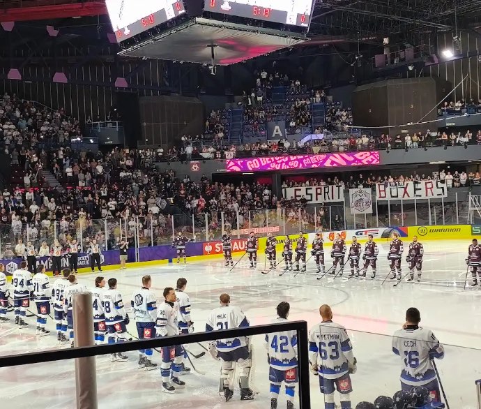 Les joueurs des Boxers de Bordeaux et du HC Pilsen alignés sur la glace avant le coup d’envoi