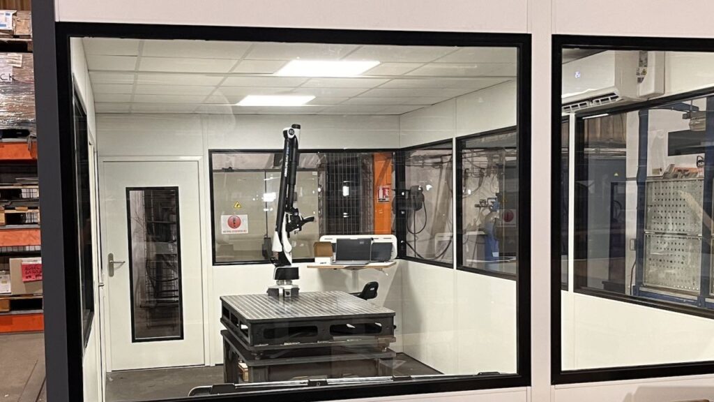 La salle de métrologie du site Oxymetal de Nantes, équipée du bras de mesure 3D Hexagon Absolute